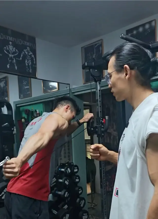 单手绳索臂屈伸收缩位：手臂完全伸直并锁死