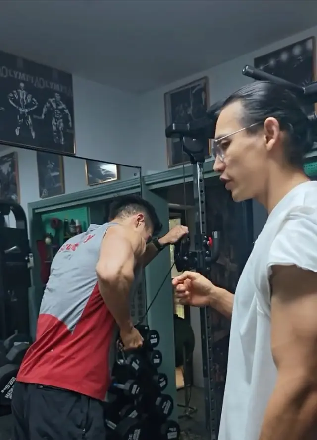 单手绳索臂屈伸起始位：俯身肩伸位，肘部弯曲约 90 度