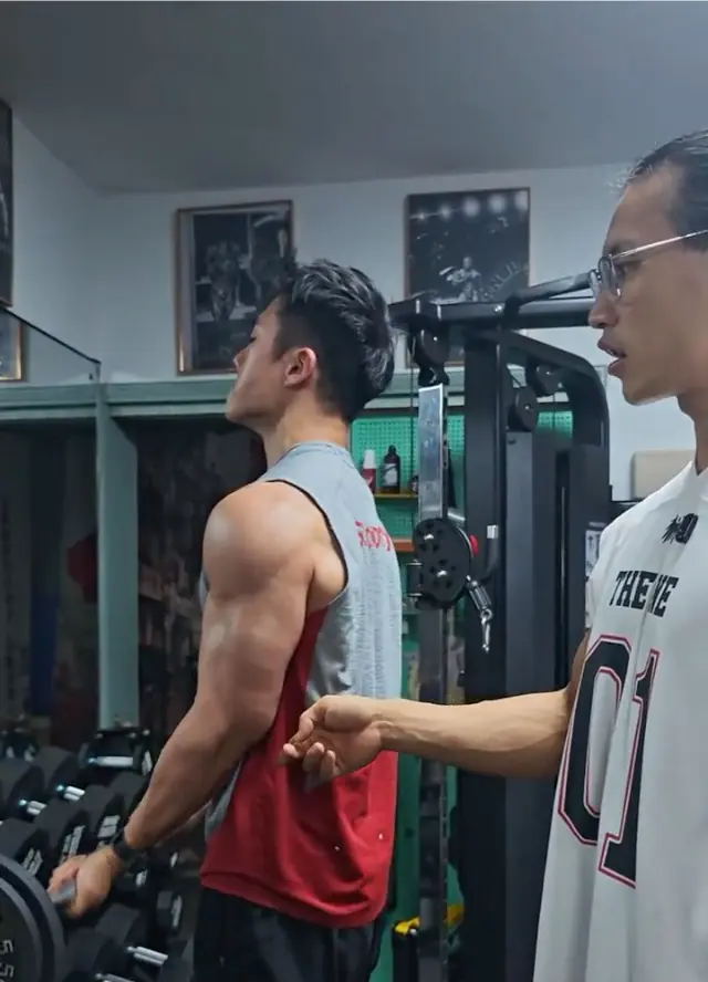 站姿杠铃弯举起始位：手臂伸直，大臂垂在体侧