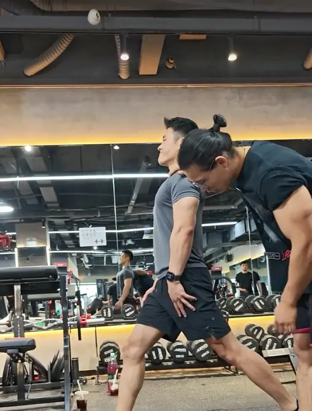 保加利亚蹲起始位:后腿搭高,躯干中立