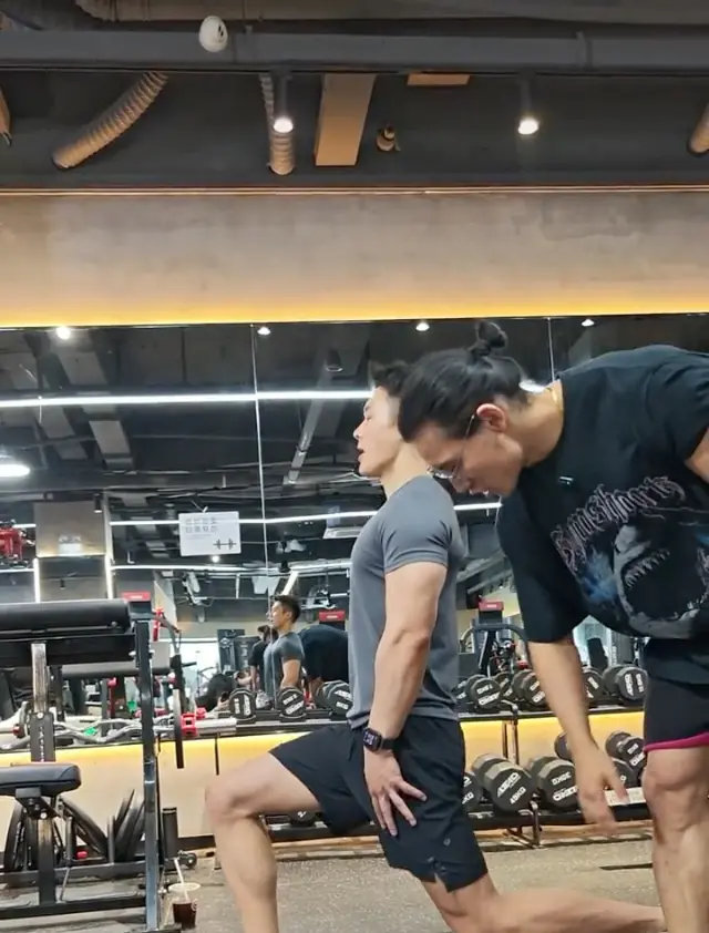 保加利亚蹲底部:直上直下,前腿小腿垂直地面