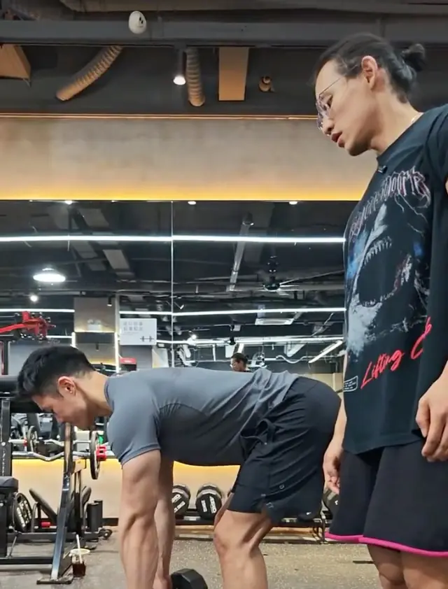 硬拉起始位:站距与髋同宽,脚略内八
