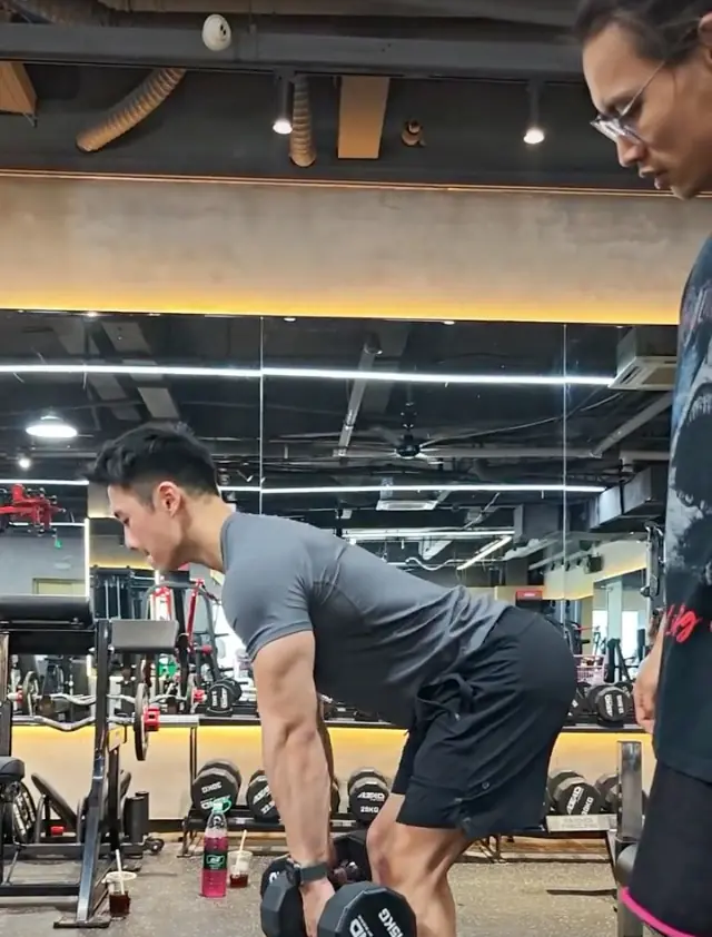 硬拉底部:下放到后侧还绷得住的位置