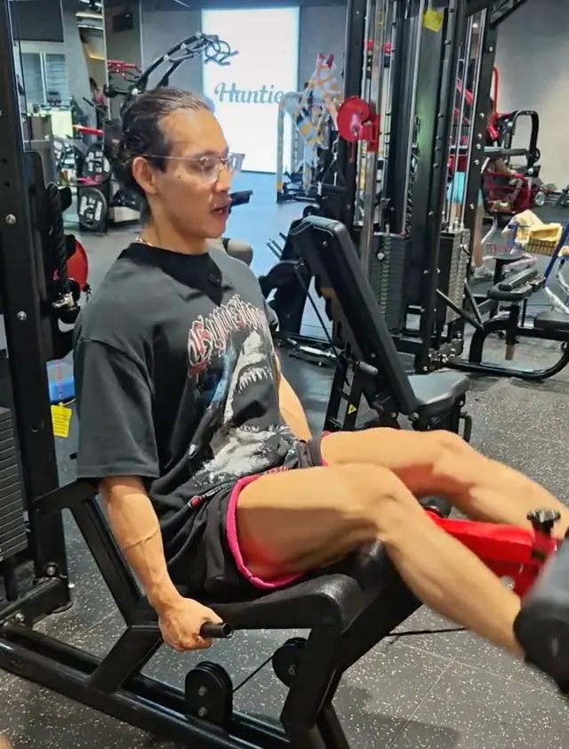 坐姿屈髋抬腿起始位:手抓紧,躯干稳定